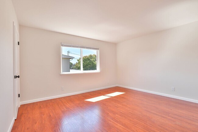 Building Photo - 1329 Essex Way