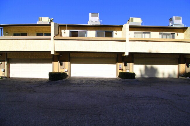 unit garage - 904 W Mabel Ave