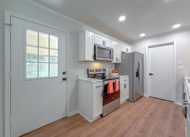 Building Photo - 703 3rd St NE