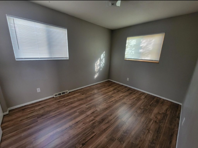 Building Photo - 953 Fries Ave