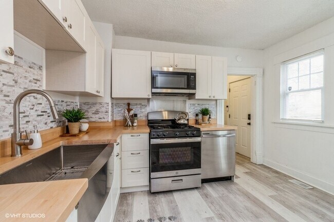 Building Photo - Three Bedroom House + $1000 Off
