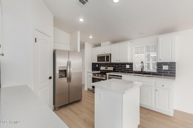 Building Photo - 120 N Val Vista Dr