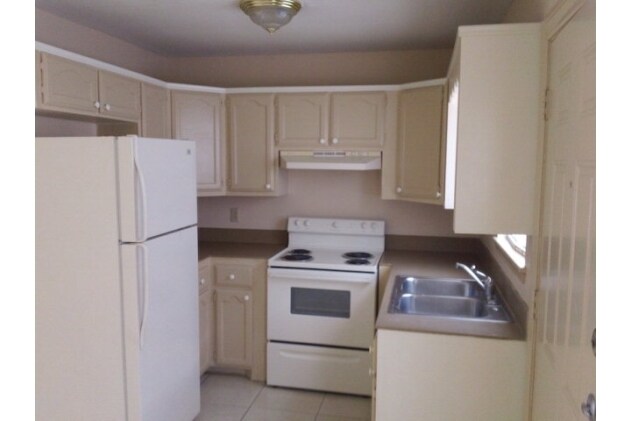 Kitchen - Monterrey Apartments