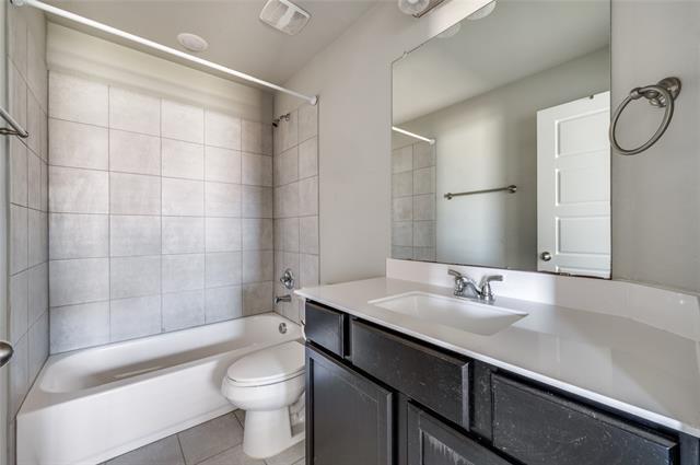 Building Photo - 5002 Villas Dr