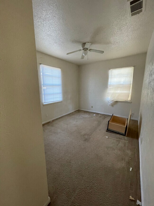 Building Photo - 1401 Alta Mira Dr