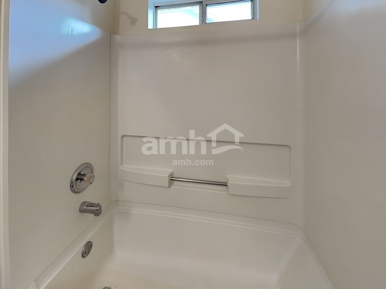 Building Photo - 70 Camden Way