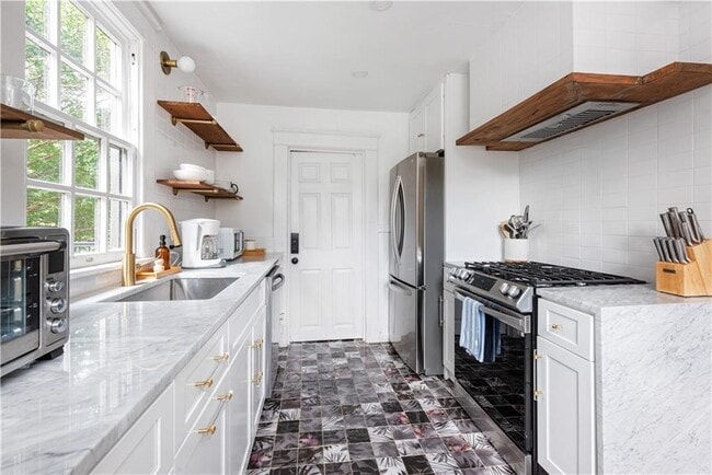 Building Photo - 1031 Austin Ave NE