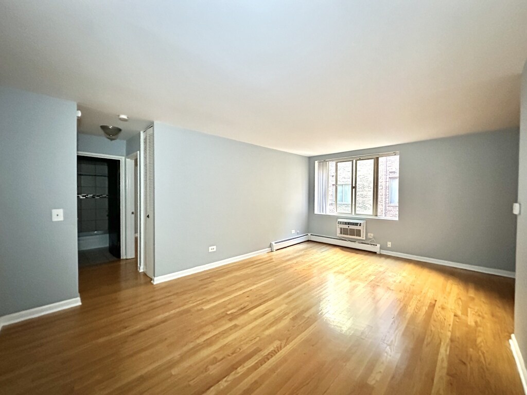 Building Photo - 5820 N Sheridan Rd