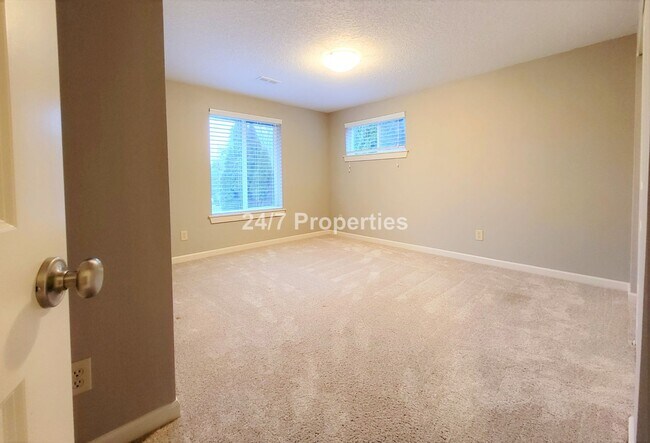Building Photo - Single Level 3 BD | 2 BA w/ Backyard + Cov...