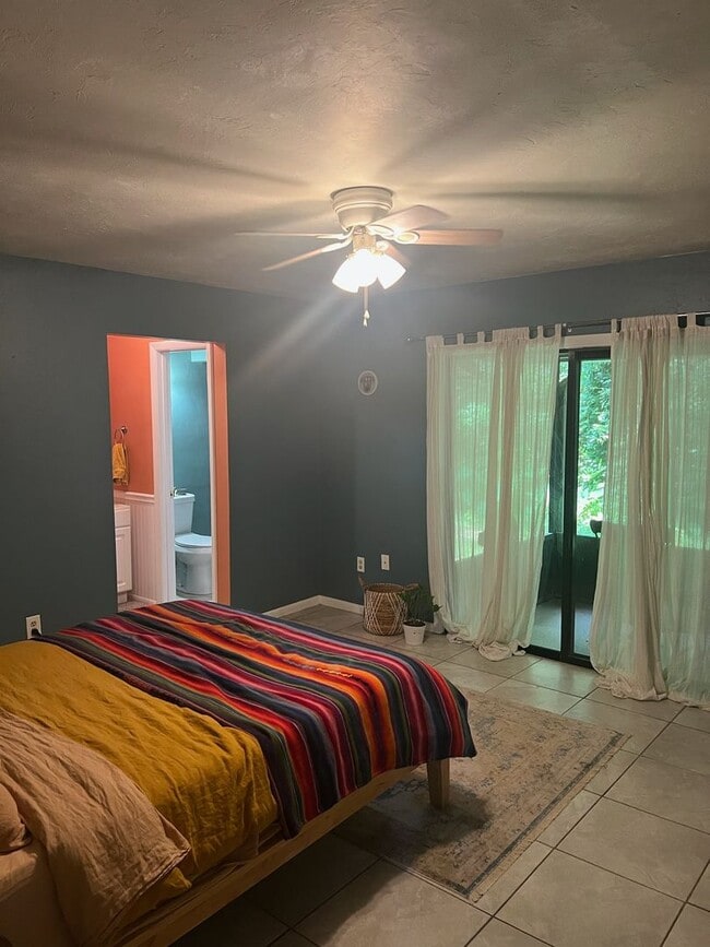 Building Photo - Super cute 3 bedroom 2 bath in NW Miram Manor