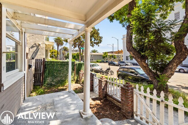 Building Photo - 307 W 7th St