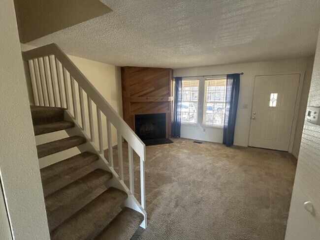 Building Photo - "Charming 2-Bed Condo Retreat with 2.5 Baths in Littleton - 1000 Sq Ft of Comfort!"  Available Now!