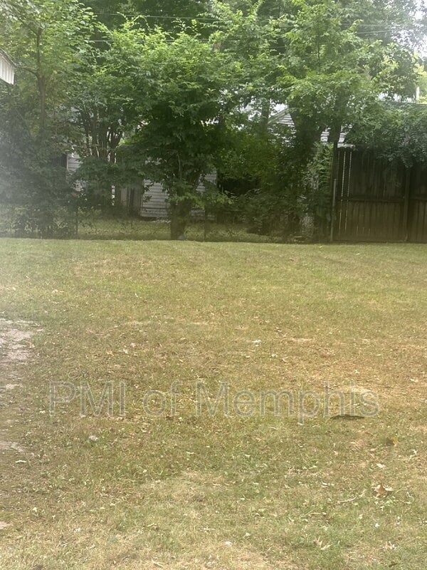 Building Photo - 579 Loeb St