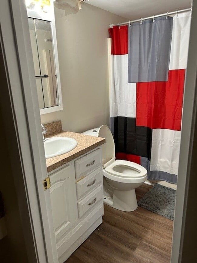 Building Photo - ***2 BED Condo Centrally located!!