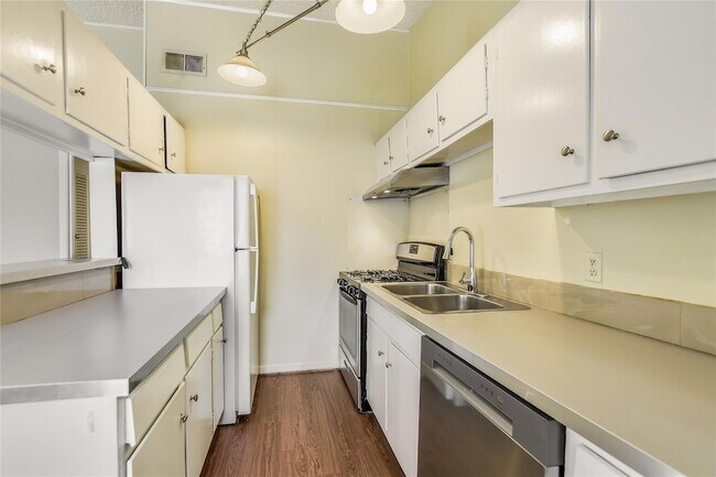 Building Photo - 612 W 51st St