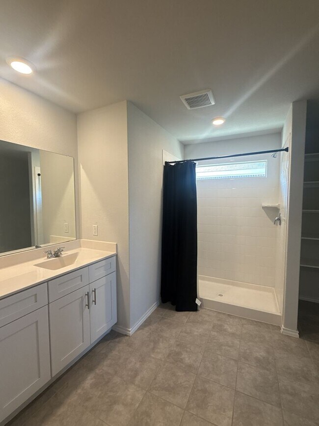 Building Photo - 4 bedroom home in Springtown, Texas