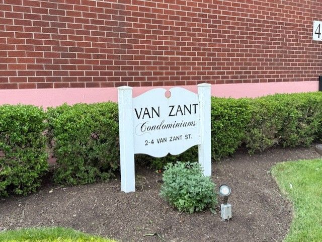 Building Photo - 4 Van Zant St