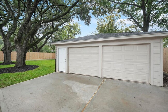 Building Photo - 10311 Londonderry Dr