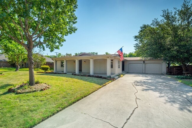 Building Photo - 3 Bedroom 2 Bath 2 Car Garage - Backs Up To A Nice Farm
