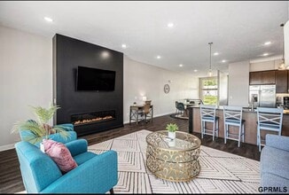 Building Photo - Fully Furnished 2 Master Suites | Luxe Townhome Near UNMC