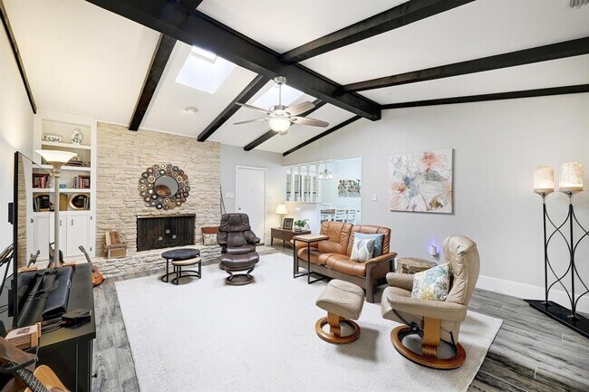 Building Photo - 110 Ridge Oak Dr