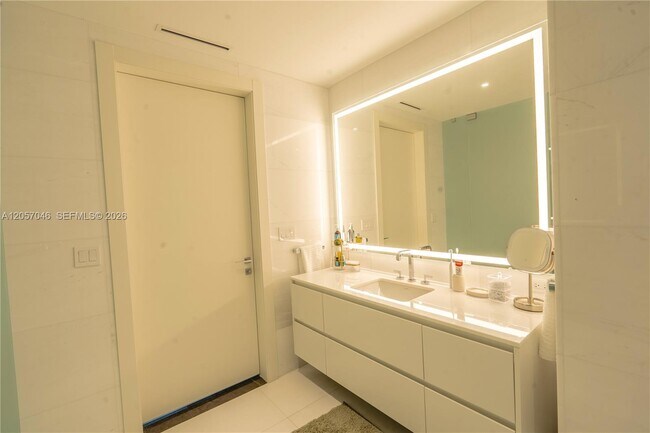 Building Photo - 300 Biscayne Blvd Way