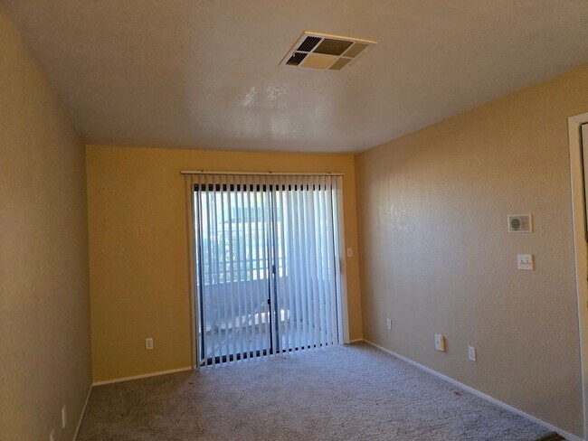 Building Photo - Centrally located downstairs unit