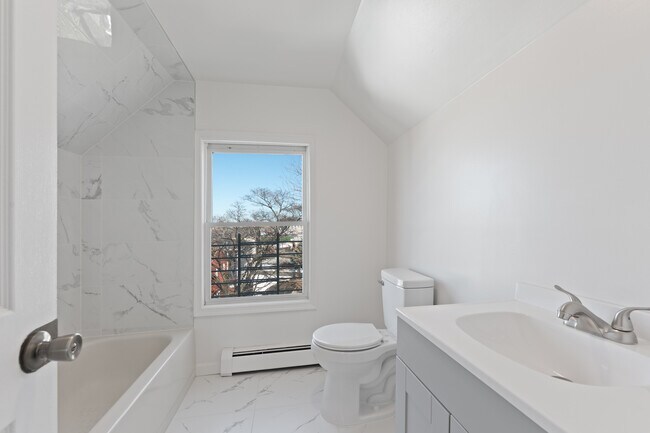 Building Photo - 118 Ray St