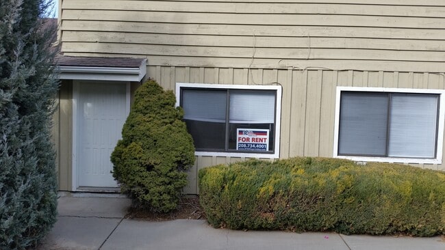 Primary Photo - 2 bedroom 4 plex