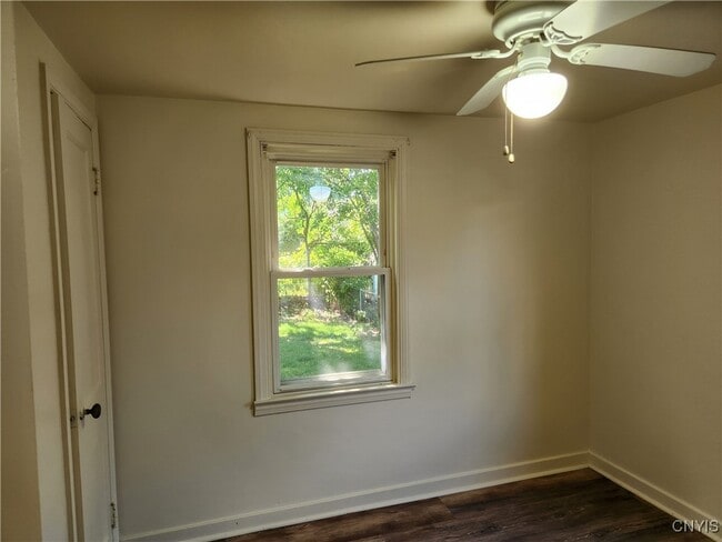 Building Photo - 239 N Midler Ave