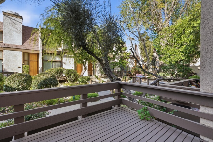 Building Photo - 9000 Vanalden Ave