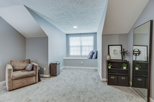 Building Photo - 2 BEDROOM 2 BATH TOWNHOME CLOSE TO DOWNTOWN