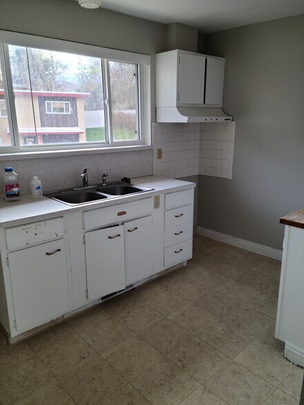 Building Photo - 102 Stanford Ave