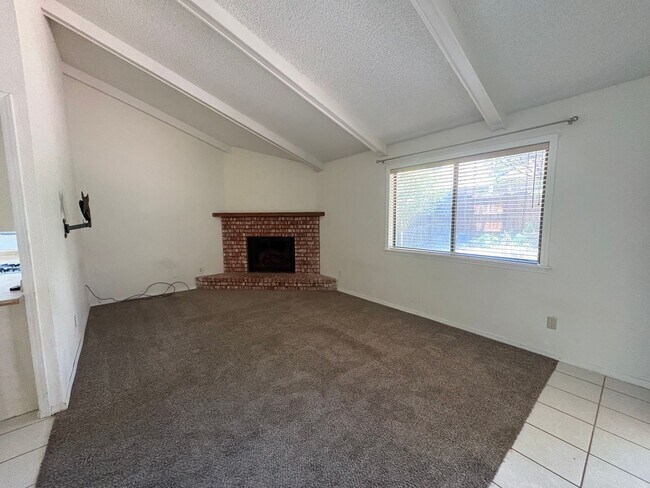 Building Photo - 1721 N Fairway Dr