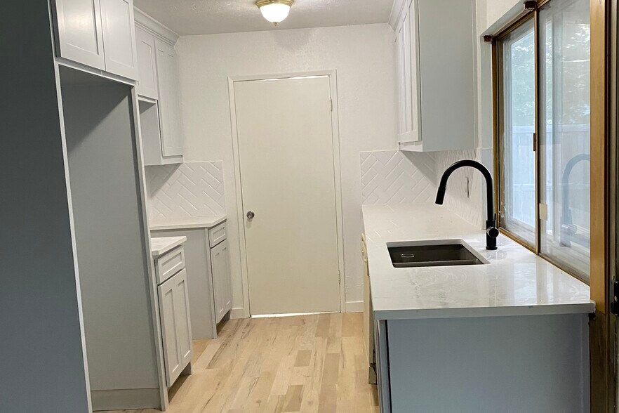 Building Photo - 805 Pinehill Ln