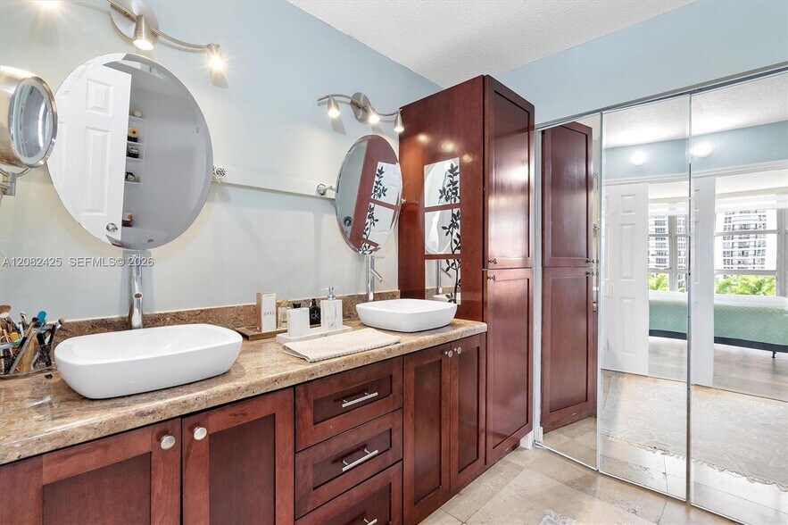 Building Photo - 3500 Mystic Pointe Dr
