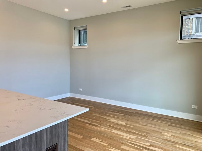 Building Photo - 4555 N Ravenswood Ave