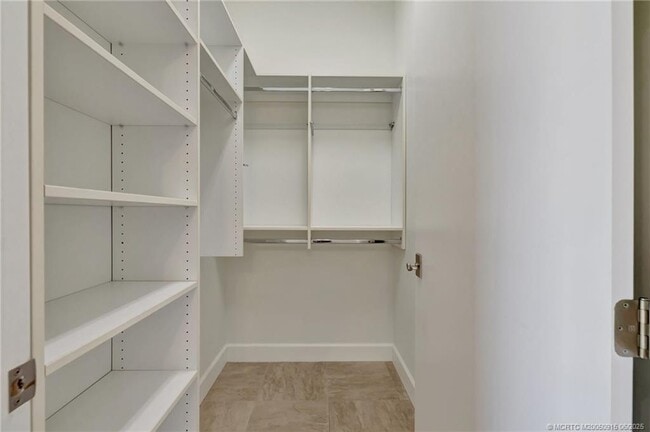 Building Photo - 311 SE Cardinal Way