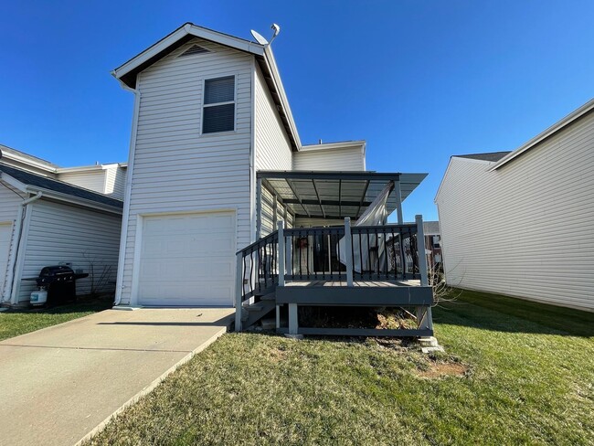 Building Photo - Move In Ready! 2 bed/4 bath townhouse with...