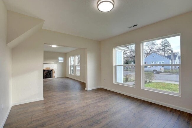 Building Photo - 830 W 12th St