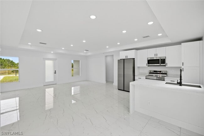 Building Photo - 1108 Eauclaire St E