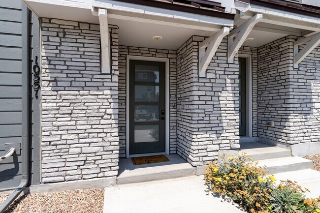 Building Photo - 10551 Spectrolite Pt