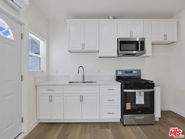 Building Photo - 527 W 90th St