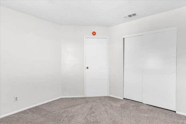 Building Photo - Spacious 2-Bedroom Townhome in Hesperia, CA!