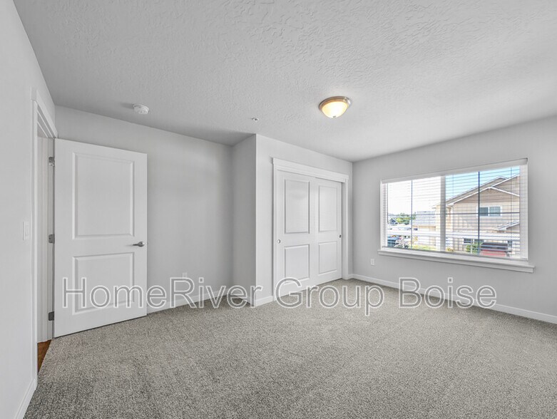 Building Photo - 857 E Travel Ln