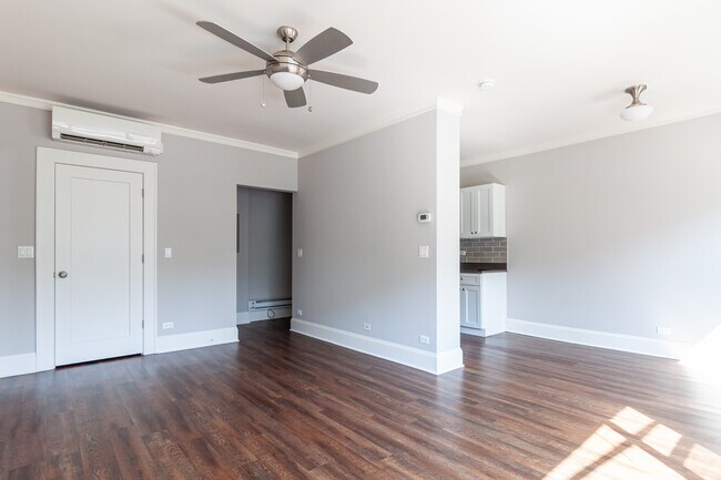 Building Photo - 827 W Lakeside Pl