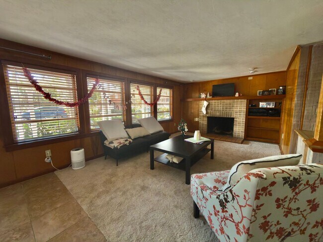 Building Photo - C1122 Woodbury Row