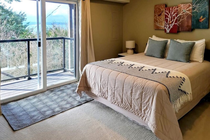 Building Photo - 4091 Hillcrest Ave SW