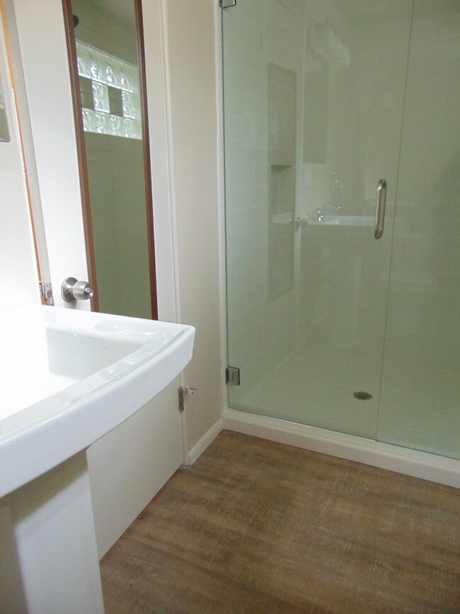 Building Photo - 3 Bedroom/1.75 Bath Bellevue Remodeled Ram...