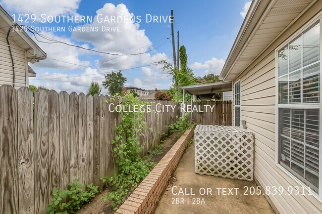 Building Photo - 1429 Southern Gardens Dr